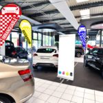 Showroom eines Autohauses origlamme parc auto pas cher forme goutte d'eau