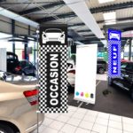 Showroom eines Autohauses oriflamme pas cher pour parc automobile rectangulaire